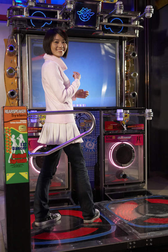 东方人,少年,成年人,一个人,站,微笑,竖图,室内,正面,毛衣,度假,夜生活,游戏,快乐,兴奋,中国,亚洲,仅一个年轻女性,仅一个女性,仅一个人,牛仔裤,休闲装,休闲,放松,活力,照亮,荧光,享乐,游戏厅,东亚,北京市,快活,欢愉,康乐,年轻女性,女人,女性,亚洲人,中国人,年轻人,休闲活动,彩图,高兴,舞蹈,电子游戏机,计算机游戏