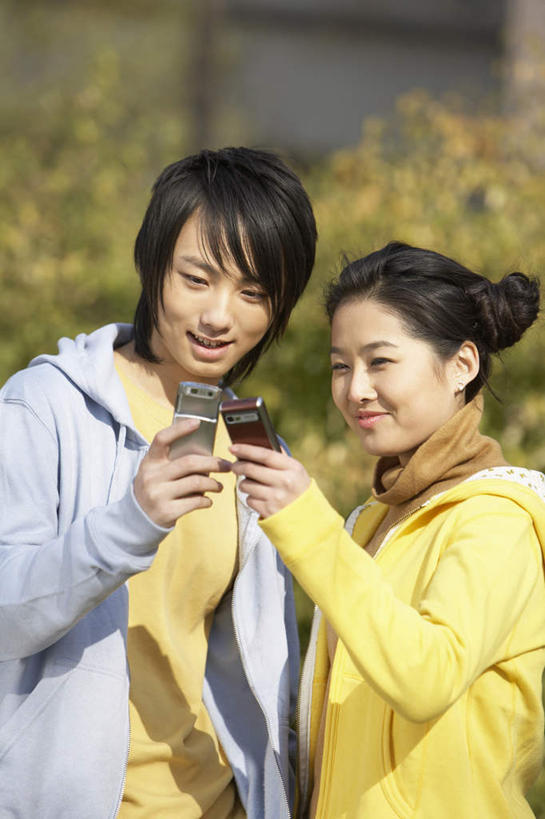 东方人,少年,成年人,一个人,两个人,夫妻,学生,站,微笑,竖图,室外,白天,正面,爱情,度假,讨论,快乐,通讯,友谊,手机,日光,中国,亚洲,仅一个男性,仅一个年轻女性,仅一个女性,仅一个人,浪漫,休闲装,校园,树,仅一个年轻男性,停车,休息,休闲,安静,恩爱,放松,恋人,主席,军人,领导,享乐,总统,发短信,东亚,北京市,政治家,理论家,首脑,战略家,无线电技术,异性恋,老布什,乔治.赫伯特.沃克.布什,无忧无虑,男人,男性,年轻男性,年轻女性,女人,女性,亚洲人,中国人,年轻人,夫妇,情侣,大学生,休闲活动,半身,彩图,伴侣