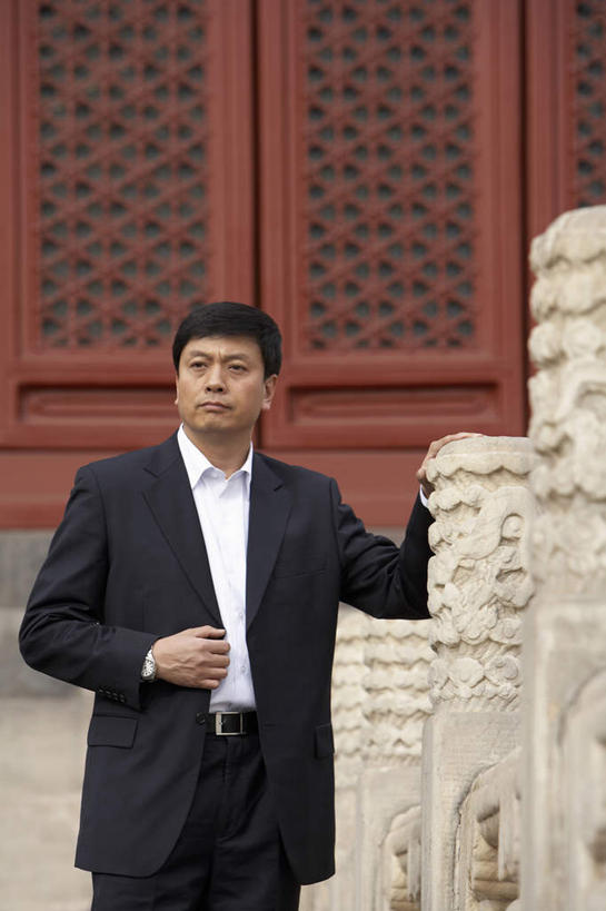 中年人,一个人,商务人士,商务男性,站,微笑,竖图,正面,仰视,衬衫,北京,中国,套装,摄影,商务装,工薪阶层,东亚,中年男性,中国人,白领,上班族,彩图,低角度拍摄,衬衣