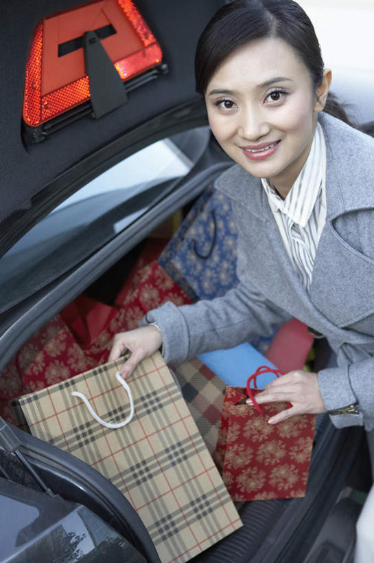 一个人,商务人士,站,竖图,俯视,正面,购物,商务,快乐,消费,汽车,北京,中国,购物袋,看,摄影,专心,东亚,年轻女性,女人,中国人,白领,半身,彩图,高角度拍摄,办公室职员