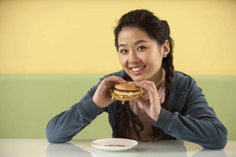 东方人,少年,成年人,一个人,坐,吃,微笑,横图,竖图,室内,正面,中国,亚洲,仅一个年轻女性,仅一个女性,仅一个人,美味,拿着,休闲装,饮食,一个,快餐,休闲,放松,单个,快餐店,享乐,愉悦,膳食,饥饿,东亚,北京市,年轻女性,女人,女性,亚洲人,中国人,年轻人,半身,彩图,餐馆,咖啡馆,牛肉汉堡,饿