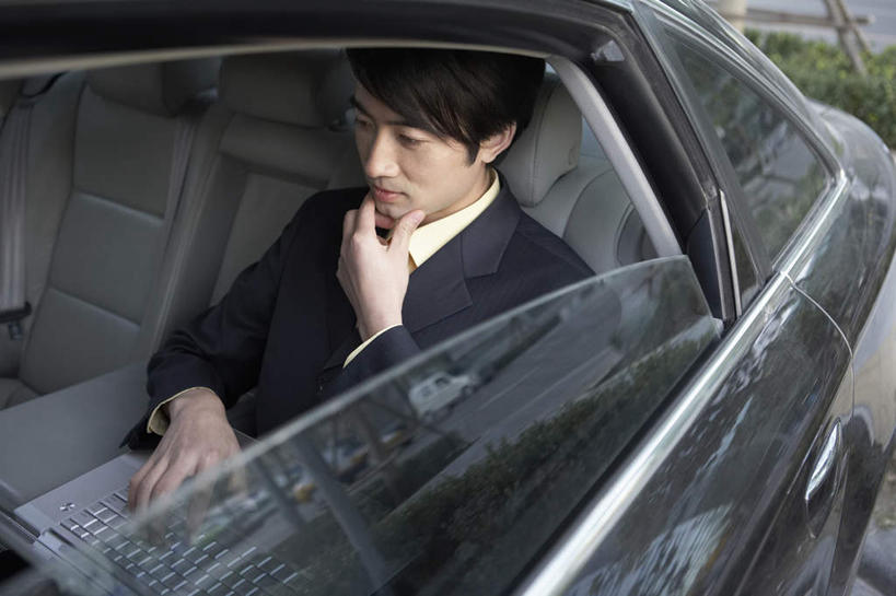 一个人,商务人士,坐,横图,俯视,侧面,商务,通讯,笔记本电脑,互联网,技术,汽车,北京,中国,套装,看,摄影,便利,专心,身份,东亚,男人,年轻男性,中国人,白领,半身,彩图,高角度拍摄,办公室职员