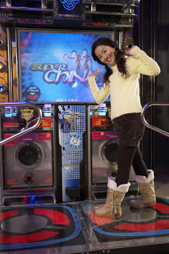 东方人,少年,成年人,一个人,站,举,笑,微笑,竖图,室内,正面,毛衣,度假,夜生活,游戏,快乐,兴奋,中国,亚洲,仅一个年轻女性,仅一个女性,仅一个人,休闲装,托,休闲,放松,活力,照亮,荧光,享乐,游戏厅,东亚,北京市,快活,欢愉,康乐,年轻女性,女人,女性,亚洲人,中国人,年轻人,休闲活动,举起,举手,举着,向上举,向上伸,向上托,彩图,高兴,舞蹈,电子游戏机,计算机游戏