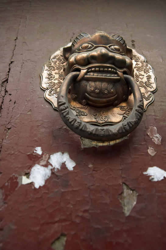 无人,竖图,室外,正面,仰视,门,狮子,北京,中国,墙,传统,门框,摄影,部件,中国文化,东亚,东亚文化,破败,彩图,低角度拍摄,插销