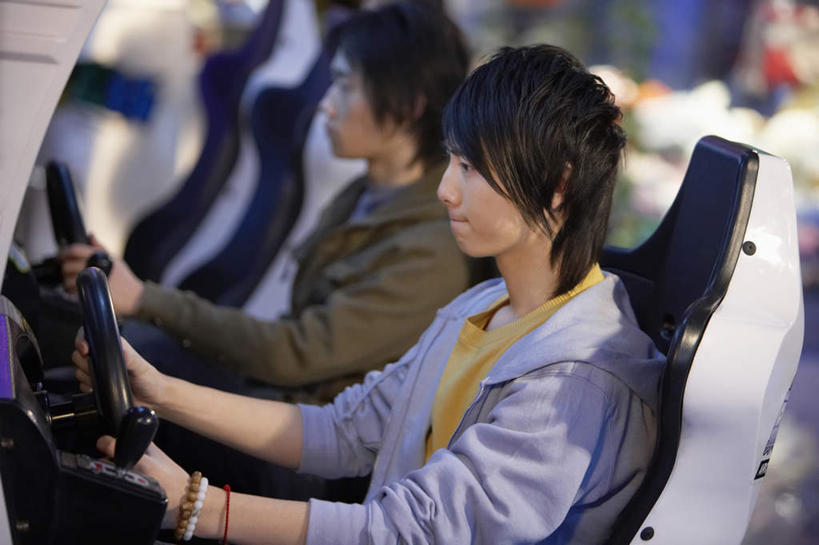 东方人,少年,成年人,一个人,两个人,学生,坐,微笑,横图,室内,侧面,度假,夜生活,游戏,友谊,中国,亚洲,仅一个男性,仅一个人,放牧,休闲装,仅一个年轻男性,休闲,放松,照亮,专心,享乐,近景,游戏厅,东亚,北京市,男人,男性,年轻男性,亚洲人,中国人,年轻人,休闲活动,半身,彩图,电子游戏机,计算机游戏