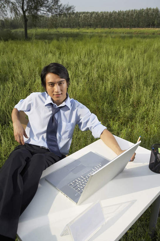 冲浪,一个人,坐,竖图,仰视,笔记本电脑,森林,北京,中国,亚洲,领带,郊区,书桌,背面,绿色,春天,看,摄影,专心,年轻男性,彩图,低角度拍摄,白色人种