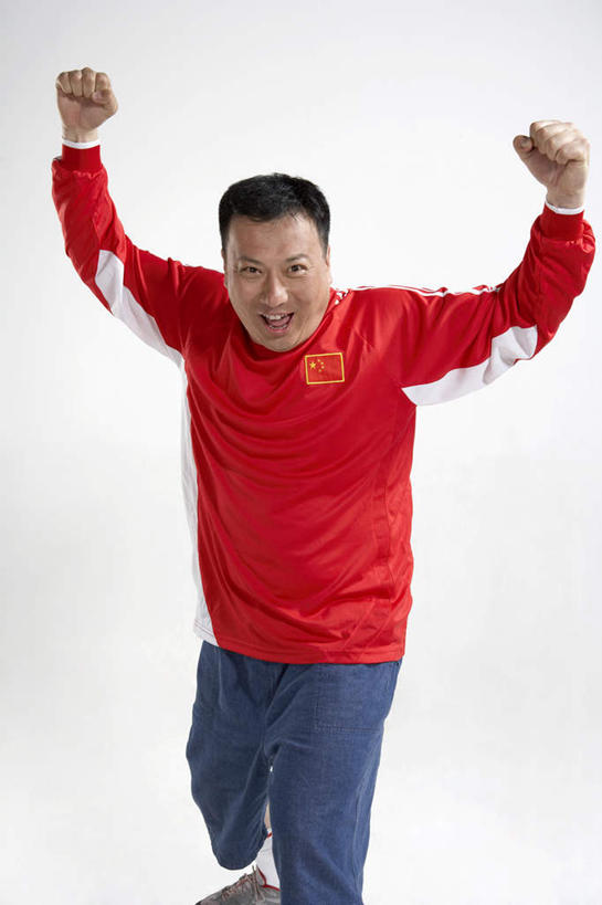 东方人,成年人,中年人,一个人,站,举,笑,微笑,露齿笑,竖图,留白,白色背景,正面,运动服,快乐,满意,兴奋,热情,骄傲,成功,运动,橄榄球,国旗,亚洲,仅一个男性,仅一个人,仅一个中年男性,欢呼,瓷器,T恤,大喊,拿着,刺激,红色,白色,看,手势,托,凝视,惊奇,幽默,支撑,酷,享乐,愉悦,成就,近景,中国文化,出示,荣誉,东亚,队服,爱国主义,北京市,快活,欢愉,康乐,贡献,能力,信任,男人,男性,中年男性,亚洲人,中国人,拳头,休闲活动,举起,举手,举着,向上举,向上伸,向上托,彩图,影棚拍摄,高兴,打手势,精力,空头支票,苦尽甘来