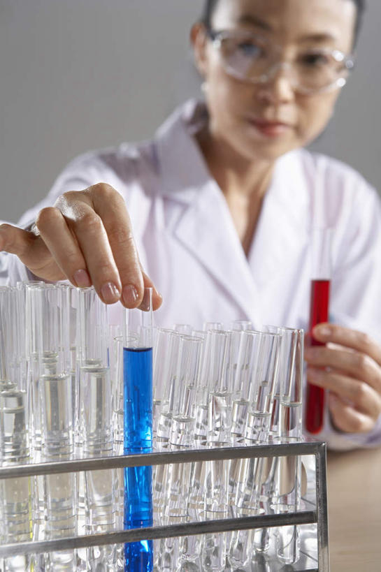 东方人,成年人,中年人,一个人,医生,科学家,医院,坐,竖图,室内,正面,工作服,制服,神秘,信心,实验,亚洲,许多,丰富,检查,研究,科学,瓷器,试管,试管架,眼镜,液体,实验室,很多,拿着,白色,医护人员,医疗人员,职业,概念,生病,决定,服务,协助,支撑,权威,专心,准确,考试,秘密,运送,问题,私密,医疗工具,比例,东亚,实验服,北京市,替代疗法,责任,技能,解决,女人,女性,中年女性,亚洲人,中国人,大夫,半身,彩图,门诊部,隐秘