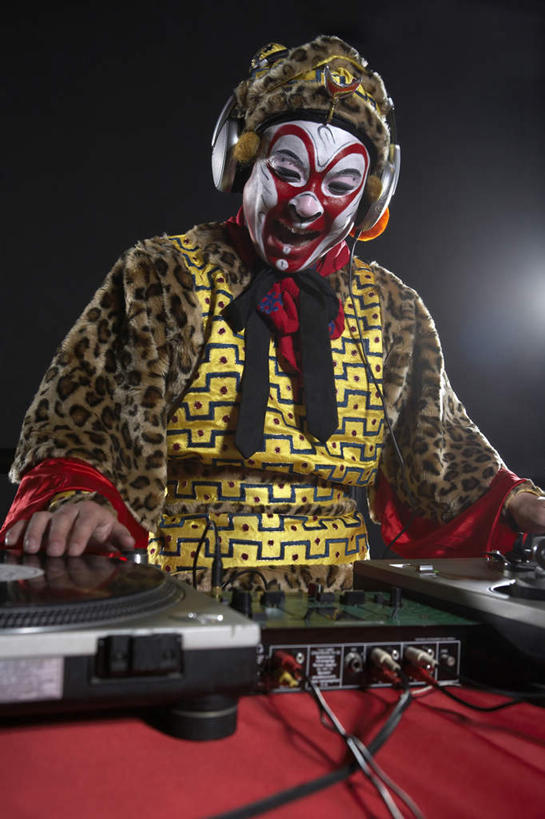 东方人,老年人,一个人,演员,电影明星,舞台,站,笑,微笑,露齿笑,竖图,正面,仰视,技术,桌子,亚洲,仅一个男性,表演,摇摆,瓷器,音乐,拿着,表演者,传统,耳机,灌篮,媒体,豹纹,孙悟空,司仪,混合,酷,愉悦,广播,中国文化,改变,打碟,主持人,比例,主持,京剧,东亚,东亚文化,北京市,歌剧,节目主持人,男人,男性,年轻男性,亚洲人,中国人,年轻人,影视明星,半身,彩图,低角度拍摄,中国戏曲,摇摆舞,病历,传统文化,京剧演员,性格,磁带录音机