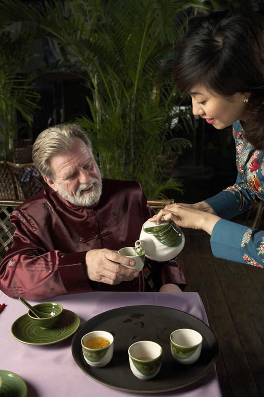 东方人,成年人,中年人,老年人,手,胡须,两个人,服务员,站,坐,微笑,竖图,俯视,室内,正面,吃饭,快乐,友谊,餐桌,桌子,亚洲,倒,旗袍,瓷器,饭厅,茶道,茶叶,食品,浪漫,俯身,拿着,传统,饮食,菜单,酒瓶,茶壶,装饰物,茶馆,看,服务,准确,高雅,享乐,中国文化,东亚,热饮,云南省,北京市,颜料盘,快活,欢愉,康乐,异性恋,老年男性,男人,男性,年轻女性,女人,女性,亚洲人,中国人,年轻人,胡子,络腮胡,服务生,侍者,茶杯,半身,彩图,高角度拍摄,传统服装,高兴,餐馆,投票站,传统文化,白色人种