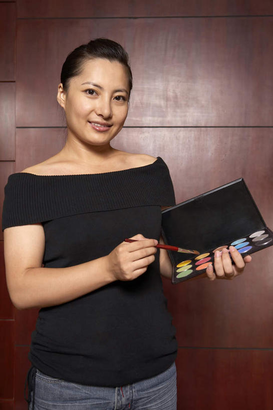 一个人,美容师,站,微笑,竖图,俯视,正面,时尚,北京,中国,亚洲,准备,装饰,墙,现代,眼影,服务,摄影,肖像,出示,年轻女性,中国人,年轻人,彩图,高角度拍摄,魅力