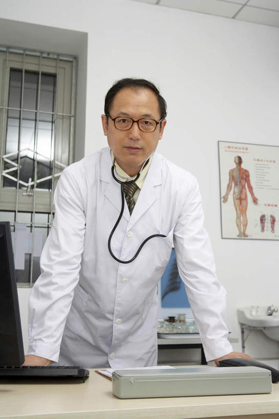 中年人,一个人,医生,办公室,医院,站,竖图,室内,正面,仰视,信心,北京,中国,亚洲,科学,眼镜,书桌,听诊器,摄影,医疗工具,责任,计算机,中国人,彩图,低角度拍摄,门诊部