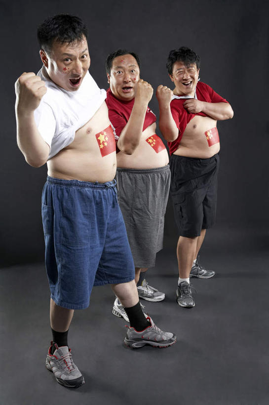 东方人,成年人,中年人,老年人,胃,头发,三个人,站,拉,举,笑,微笑,露齿笑,竖图,室内,侧面,仰视,运动鞋,快乐,满意,兴奋,友谊,热情,骄傲,成功,运动,橄榄球,国旗,亚洲,黑色背景,欢呼,瓷器,束发带,酒类,T恤,大喊,拿着,休闲装,袜子,刺激,酒,饮料,黑色,社区,看,手势,托,张嘴,休闲,决定,凝视,生活方式,惊奇,幽默,支撑,涂料,专心,酷,成就,痛苦,出示,身份,荣誉,张大嘴巴,中国国旗,东亚,忠诚,爱国主义,北京市,快活,欢愉,康乐,贡献,能力,团结,信任,老年男性,男人,男性,中年男性,亚洲人,中国人,拳头,张开嘴,举起,举手,举着,向上举,向上伸,向上托,彩图,低角度拍摄,影棚拍摄,高兴,打手势,精力,蠢人,空头支票,苦尽甘来,性格