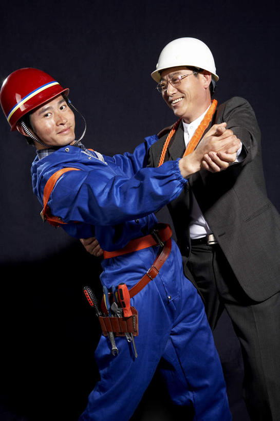 东方人,成年人,中年人,老年人,一个人,两个人,商务人士,工程师,建筑工人,建筑师,商务男性,办公室,站,笑,微笑,露齿笑,竖图,侧面,工作服,衬衫,商务,快乐,友谊,旅途,异乎寻常,成功,合作,团队,信心,建筑业,建筑,亚洲,仅一个男性,仅一个人,仅一个中年男性,黑色背景,套装,正装,褶皱,瓷器,眼镜,休闲装,黑色,安全帽,建筑工地,职业,工业,螺丝刀,领导,享乐,成就,近景,商务装,合伙,交际舞,探戈,工薪阶层,东亚,发展,北京市,把握,男人,男性,中年男性,亚洲人,中国人,白领,上班族,彩图,影棚拍摄,衬衣,欢乐,舞蹈,工头,建筑承包商,掌控