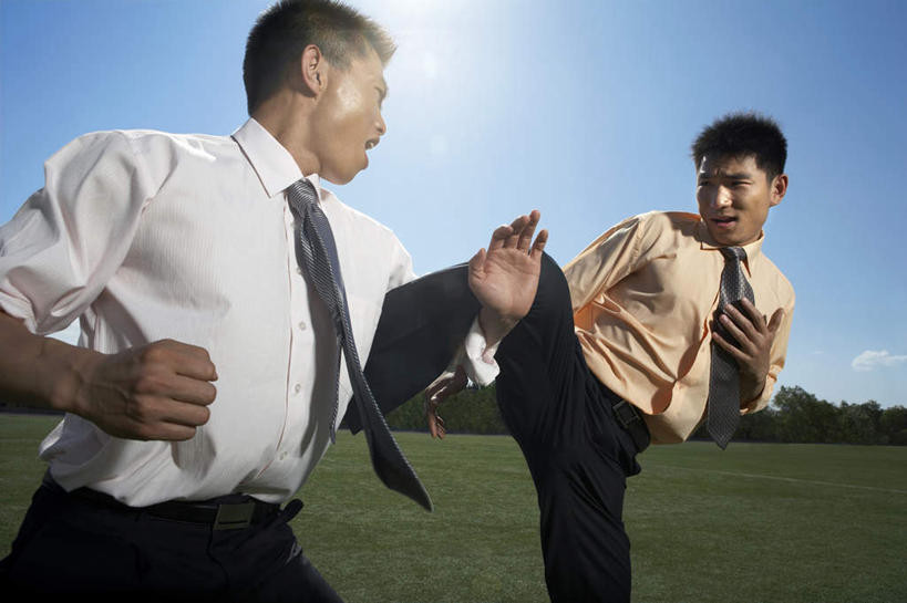 东方人,成年人,中年人,两个人,商务人士,运动员,商务男性,足球场,站,横图,室外,白天,侧面,衬衫,锻炼,商务,快乐,友谊,成功,比赛,运动,合作,团队,信心,竞争,武术,日光,亚洲,捆扎,踢,套装,正装,冲突,瓷器,田地,大喊,注视,娱乐,体育场,草,树,观察,看,职业,休闲,面对面,击打,田径场,观看,察看,酷,练习,体育运动,关注,近景,商务装,防守,田径运动,合伙,工薪阶层,东亚,队员,万里无云,北京市,技能,体育,男人,男性,年轻男性,中年男性,亚洲人,中国人,年轻人,拳头,白领,上班族,体育运动员,运动选手,彩图,衬衣,健身,平等,办公室职员