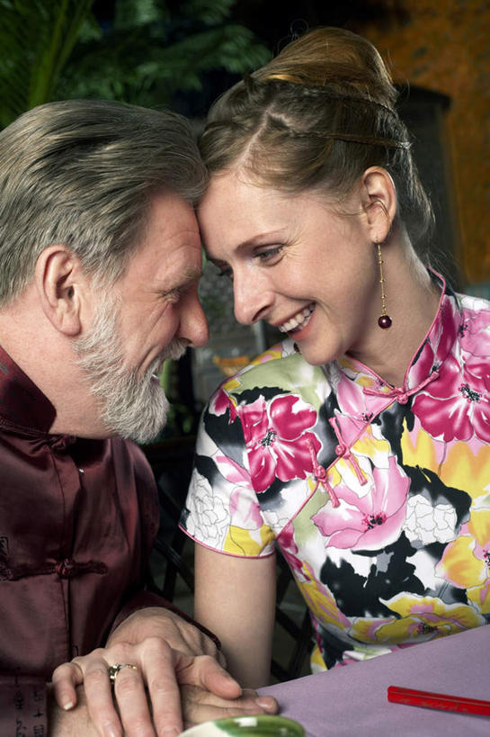 成年人,中年人,老年人,胡须,两个人,坐,微笑,竖图,室内,侧面,吃饭,快乐,兴奋,友谊,分享,餐桌,桌子,亚洲,连接,旗袍,欢呼,庆祝,瓷器,饭厅,食品,浪漫,饮食,刺激,装饰物,茶馆,社区,看,面对面,调情,约会,家庭妇女,怀旧,高雅,享乐,中国文化,祝贺,东亚,北京市,耳饰,快活,欢愉,康乐,异性恋,老年男性,男人,男性,女人,女性,中年女性,胡子,络腮胡,手牵手,半身,彩图,传统服装,爱,高兴,欢乐,餐馆,投票站,唐装,传统文化,白色人种,挨着