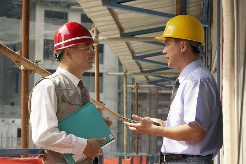 东方人,成年人,中年人,两个人,商务人士,设计师,导游,工程师,建筑师,商务男性,站,横图,室外,白天,侧面,衬衫,商务,讨论,通讯,友谊,旅途,合作,团队,建筑业,亚洲,捆扎,套装,瓷器,眼镜,过道,拿着,牛仔裤,安全帽,收音机,建筑工地,看,职业,思考,面对面,决定,想,投资,工业,马甲,灵感,保护,协助,支撑,组织,专心,领导,都市风光,星期,文档,房地产,努力,商务装,合伙,梦想,蓝图,比例,工薪阶层,东亚,发展,万里无云,北京市,策略,技能,开端,把握,男人,男性,中年男性,亚洲人,中国人,白领,上班族,书,半身,彩图,衬衣,欢乐,办公室职员,改进,苦尽甘来,掌控,节目单