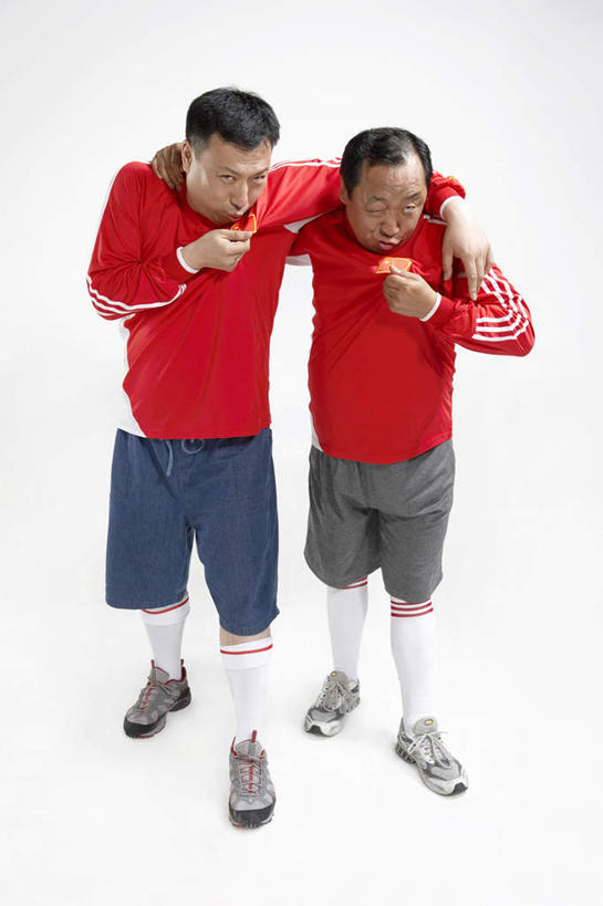 东方人,成年人,中年人,老年人,两个人,站,笑,微笑,露齿笑,竖图,留白,白色背景,正面,运动服,运动鞋,快乐,满意,兴奋,友谊,热情,骄傲,成功,运动,橄榄球,国旗,亚洲,连接,欢呼,并排,瓷器,T恤,袜子,刺激,红色,白色,社区,看,休闲,放松,搭,凝视,生活方式,惊奇,幽默,支撑,专心,酷,享乐,愉悦,成就,搭着,中国文化,出示,荣誉,东亚,队服,爱国主义,北京市,快活,欢愉,康乐,贡献,能力,团结,信任,老年男性,男人,男性,中年男性,亚洲人,中国人,休闲活动,亲吻,拥抱,彩图,影棚拍摄,高兴,精力,挨着,空头支票,苦尽甘来,性格