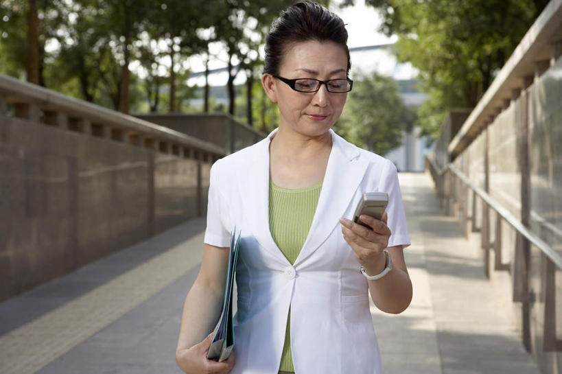 中年人,一个人,公园,站,横图,俯视,留白,正面,通讯,信心,城市,北京,中国,亚洲,小贩,眼镜,过道,联系,T恤,干净,现代,外套,自然,夏天,看,表,活力,摄影,环境,便利,专心,经理,搜寻,中年女性,中国人,半身,彩图,高角度拍摄,办公室职员