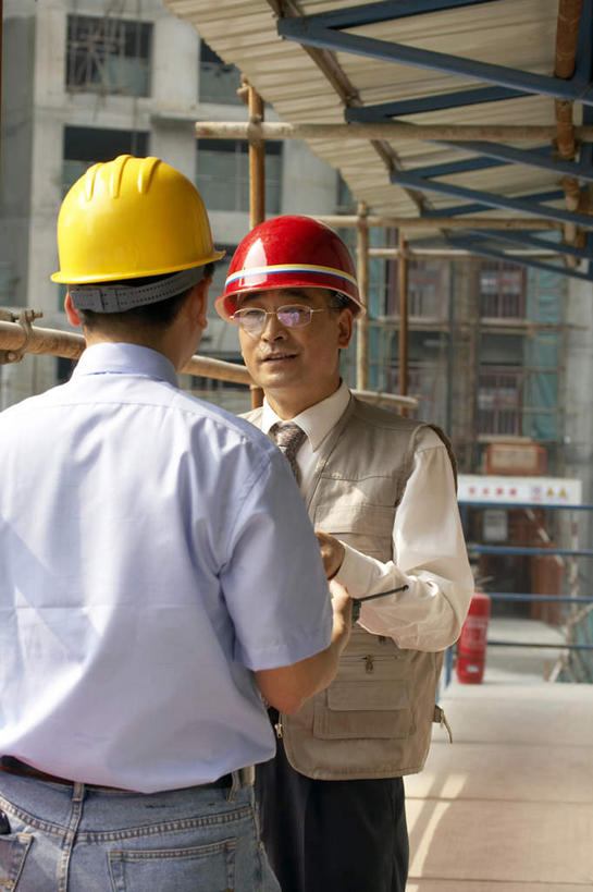 东方人,成年人,中年人,两个人,商务人士,设计师,导游,工程师,建筑师,商务男性,站,横图,竖图,室外,白天,正面,衬衫,商务,讨论,快乐,通讯,友谊,旅途,合作,团队,建筑业,亚洲,捆扎,套装,瓷器,眼镜,过道,牛仔裤,背面,安全帽,收音机,建筑工地,看,职业,思考,决定,想,投资,工业,马甲,灵感,保护,协助,支撑,组织,专心,领导,享乐,都市风光,星期,房地产,努力,商务装,合伙,梦想,蓝图,比例,建筑材料,工薪阶层,东亚,发展,万里无云,北京市,策略,技能,开端,把握,男人,男性,中年男性,亚洲人,中国人,白领,上班族,半身,彩图,衬衣,欢乐,办公室职员,改进,苦尽甘来,掌控,节目单