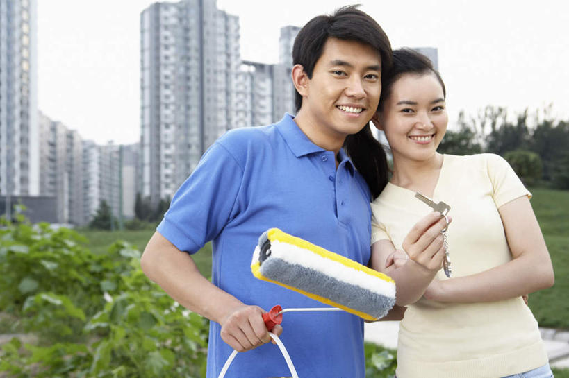 两个人,丈夫,妻子,公园,站,微笑,横图,室外,留白,正面,仰视,购物,满意,通讯,幸福,信心,城市,北京,中国,亚洲,装饰,一对,T恤,现代,刺激,草,夏天,看,休闲,放松,活力,乐趣,凝视,摄影,希望,惊奇,环境,专心,享乐,运送,房地产,肖像,出示,繁荣,异性恋,年轻男性,年轻女性,中国人,年轻人,半身,低角度拍摄,爱,房屋建设,摆拍,好消息,油画颜料