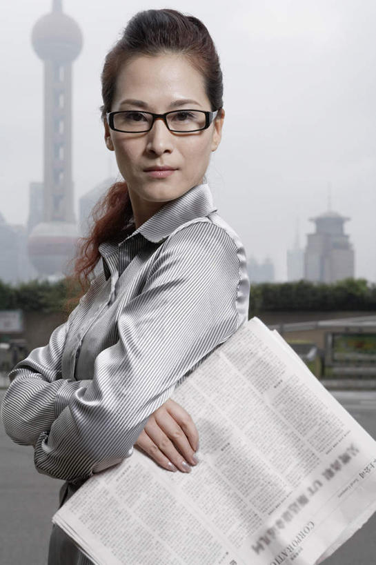 东方人,成年人,中年人,一个人,商务人士,商务女性,停车场,站,双手交叉,竖图,室外,白天,侧面,商务,自由,成功,信心,竞争,建筑业,笔记本电脑,天际线,雾,车库,街道,摩天大楼,报纸,上海,亚洲,仅一个女性,仅一个人,准备,套装,服装,标志,瓷器,眼镜,河岸,云,古城,人行道,塔,拿着,注视,衣服,外滩,观察,看,仅一个中年女性,职业,力量,想,运输,服饰,生活方式,观看,展览,污染,察看,便利,双手抱胸,衣着,穿着,都市风光,关注,清新,运送,商务装,足,想象,工薪阶层,东亚,千禧穹顶,衣饰,无线电技术,能力,计算机,女人,女性,中年女性,亚洲人,中国人,白领,上班族,半身,彩图,泊车场,东方明珠塔,苦尽甘来