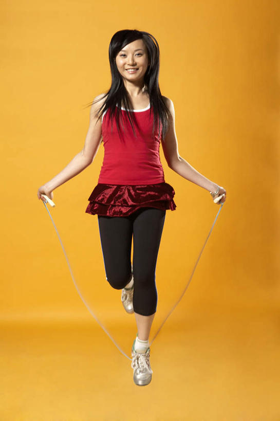 东方人,成年人,一个人,跳,跳绳,笑,微笑,露齿笑,竖图,正面,运动服,游戏,快乐,运动,亚洲,仅一个年轻女性,仅一个女性,仅一个人,黄色背景,瓷器,半空,黄色,活力,享乐,愉悦,东亚,北京市,无忧无虑,蹦,年轻女性,女人,女性,亚洲人,中国人,年轻人,彩图,影棚拍摄,欢乐