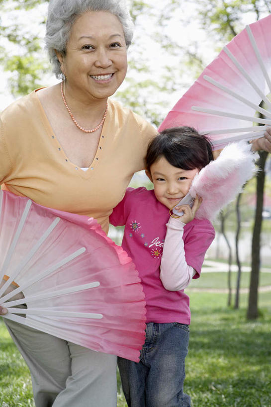 东方人,儿童,成年人,老年人,头发,两个人,家庭,女儿,儿子,祖母,站,蹲,笑,微笑,露齿笑,竖图,室外,白天,正面,旅游,度假,通讯,纯洁,美景,日光,亚洲,表演,连接,瓷器,折扇,景观,T恤,拿着,牛仔裤,休闲装,娱乐,传统,刺激,草,树,小孩,停车,粉色,绿色,自然,社区,春天,看,手势,享受,休闲,景色,放松,活力,季节,可爱,平衡,童年,童趣,搭,生长,怀旧,支撑,退休,专心,享乐,练习,愉悦,搭着,关爱,近景,中国文化,自然风光,亲情,出示,户外活动,童真,东亚,烂漫,无邪,发展,北京市,技能,无忧无虑,天真,老年女性,女孩,女人,女性,亚洲人,中国人,孩子,孙女,休闲活动,舞者,彩图,欢乐,舞蹈,打手势,传统文化,人老心不老,扇舞,挨着,好奇心,空头支票