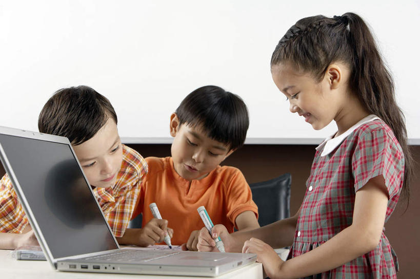 冲浪,脸,头,脸颊,三个人,女儿,站,坐,微笑,横图,留白,正面,侧面,仰视,裙子,讨论,友谊,纯洁,智慧,运气,成功,团队,信心,笔记本电脑,互联网,技术,椅子,北京,中国,亚洲,表演,写,准备,并排,音乐,听,T恤,现代,书桌,布置,刺激,肩膀,水笔,白色,打字,看,放松,可爱,乐趣,童年,童趣,想,读书,财富,摄影,生长,创造力,专心,操作,酷,享乐,挑选,解释,成就,运送,交易所,出示,选择,音乐人,童真,烂漫,无邪,发展,绘制,搜寻,天真,男孩,女孩,中国人,头部,脸部,脸蛋,面部,设计,触摸,半身,彩图,低角度拍摄,平等,摆拍