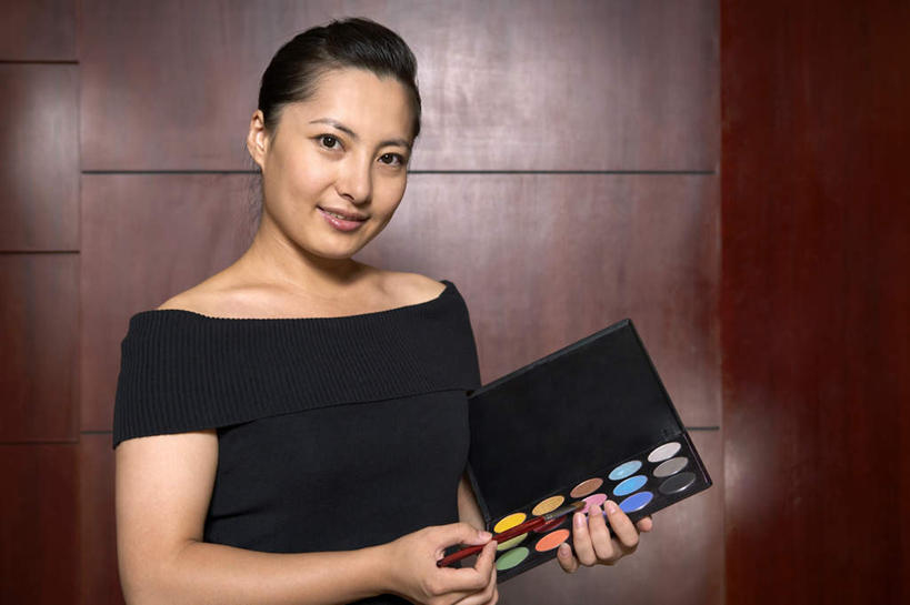 一个人,美容师,站,微笑,横图,俯视,留白,正面,时尚,北京,中国,亚洲,准备,装饰,墙,现代,眼影,服务,摄影,肖像,出示,年轻女性,中国人,年轻人,半身,彩图,高角度拍摄,魅力