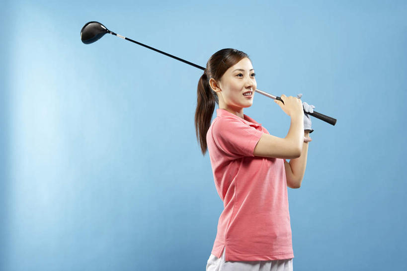 一个人,站,微笑,横图,留白,侧面,仰视,信心,北京,中国,亚洲,摇摆,准备,高尔夫球,开球,T恤,方向,现代,衣服,看,休闲,放松,凝视,摄影,动作,专心,酷,高尔夫球杆,享乐,运送,体育器械,肖像,出示,能力,年轻女性,中国人,年轻人,彩图,低角度拍摄,精力,态度