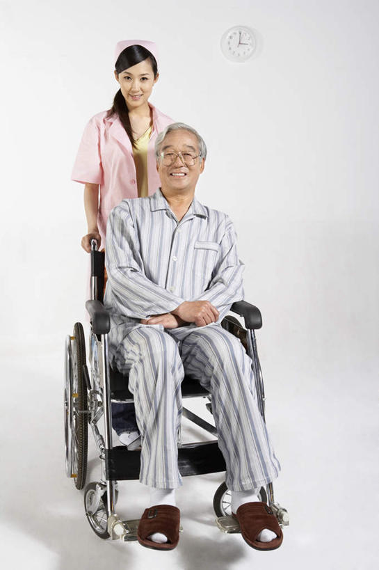 东方人,老年人,头发,两个人,病人,护士,医院,站,坐,推,笑,微笑,露齿笑,竖图,室内,留白,白色背景,正面,工作服,制服,快乐,通讯,分享,信心,帽子,亚洲,准备,科学,瓷器,眼镜,T恤,拿着,白色,轮椅,拖鞋,职业,生病,服务,运输,协助,支撑,权威,享乐,愉悦,病房,关爱,运送,残疾人,东亚,北京市,替代疗法,疗养院,责任,信任,老年男性,男人,男性,年轻女性,女人,女性,亚洲人,中国人,年轻人,钟,彩图,影棚拍摄,爱,欢乐,门诊部,苦尽甘来