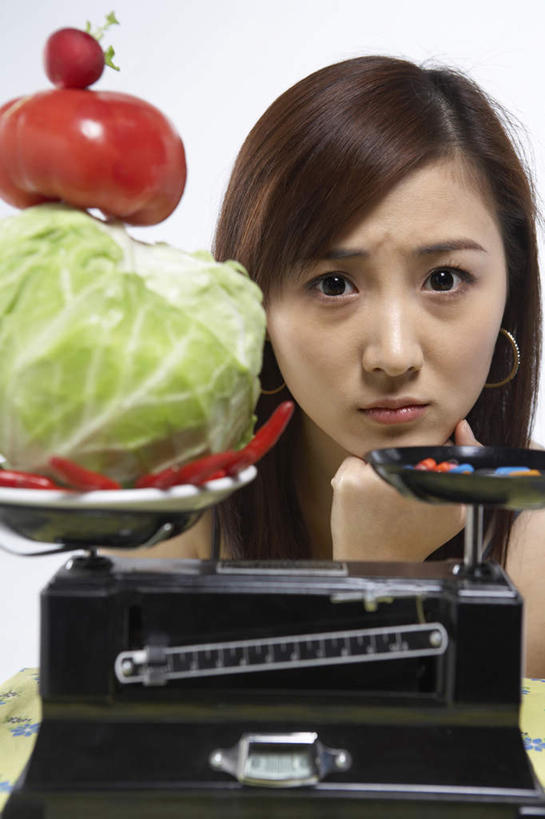 东方人,成年人,脸,头,脸颊,头发,一个人,竖图,白色背景,正面,化妆,美容,萝卜,辣椒,蔬菜,西红柿,水果,亚洲,仅一个年轻女性,仅一个女性,仅一个人,撑,护肤,冲突,瓷器,托腮,干净,饮食,肩膀,托,保养,享受,休闲,思考,素食,甘蓝,重量,放松,决定,平衡,想,沉思,皱眉头,保健,有机食品,生活方式,灵感,维生素,关爱,清新,瘦身,托下巴,选择,问题,反差,比例,想象,营养品,东亚,健康食物,养颜,北京市,悲哀,猜疑,太空舱,担心,年轻女性,女人,女性,亚洲人,中国人,年轻人,头部,脸部,脸蛋,面部,秤,红辣椒,彩图,影棚拍摄,SPA美容