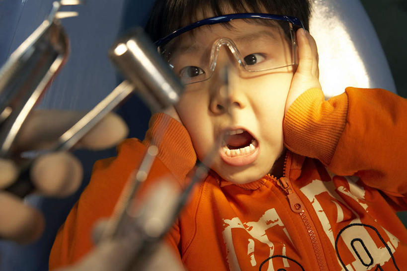 东方人,儿童,成年人,中年人,脸,头,脸颊,手,牙齿,两个人,医生,病人,护士,医院,站,坐,躺,竖图,室内,白天,正面,讨论,通讯,纯洁,镜子,亚洲,准备,检查,瓷器,工具,钳子,拿着,休闲装,干净,肩膀,小孩,教,手势,演讲,职业,可爱,童年,童趣,服务,伸手,尖叫,保护,吊钩,权威,注射器,准确,牙科设备,解释,恐怖,关爱,出示,医疗器械,医疗工具,童真,东亚,烂漫,无邪,实验服,口腔卫生,医疗机构,北京市,陈列柜,责任,惊骇,大汗淋漓,卧着,天真,男孩,女人,女性,亚洲人,中国人,孩子,年轻人,头部,齿,脸部,脸蛋,面部,牙,牙龈,牙医,躺着,卧,彩图,病院,诊所,打手势,门诊部,口腔医学