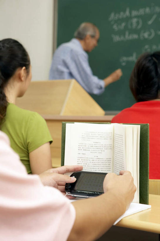 老年人,脸,头,脸颊,四个人,教师,微笑,竖图,室内,侧面,仰视,通讯,窗户,椅子,北京,中国,亚洲,写,分析,科学,眼镜,教育,T恤,书桌,校园,肩膀,水笔,背面,粉笔,黑板,看,手势,演讲,教室,表,凝视,摄影,生长,专心,解释,数学,指挥台,公式,异性恋,解决,老年男性,男人,男性,年轻男性,年轻女性,中国人,年轻人,头部,脸部,脸蛋,面部,讲师,半身,低角度拍摄,大学,打手势