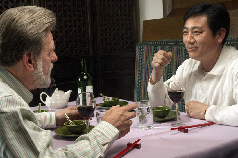 东方人,成年人,中年人,老年人,胡须,两个人,同事,商务人士,商务男性,坐,横图,室内,侧面,衬衫,吃饭,聚会,商务,讨论,通讯,友谊,成功,合作,团队,集体,信心,餐桌,筷子,桌子,椅子,亚洲,喝,套装,会议,瓷器,饭厅,食品,听,队伍,饮食,酒瓶,装饰物,茶馆,看,领导,高雅,葡萄酒杯,成就,商务装,合伙,领袖,工薪阶层,东亚,北京市,老年男性,男人,男性,亚洲人,中国人,胡子,络腮胡,白领,上班族,半身,彩图,衬衣,餐馆,利口酒杯,投票站,办公室职员,白色人种