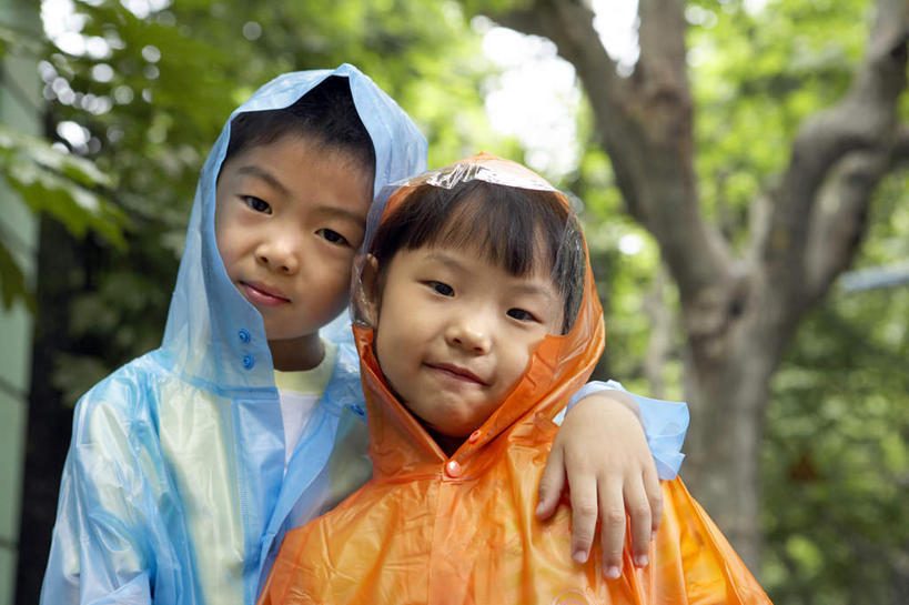 东方人,儿童,两个人,家庭,兄弟,姐妹,邻居,站,微笑,横图,室外,特写,白天,留白,正面,夜生活,快乐,自由,友谊,纯洁,雨,大雨,街道,上海,亚洲,淋浴,湿,瓷器,人行道,小路,天气,T恤,注视,树,小孩,蓝色,绿色,自然,社区,春天,夏天,观察,看,休息,休闲,概念,橙色,放松,活力,可爱,童年,童趣,搭,生长,观看,保护,环境,察看,享乐,愉悦,搭着,都市风光,关注,清新,雨衣,出示,童真,东亚,烂漫,无邪,发展,无忧无虑,天真,男孩,女孩,亚洲人,中国人,孩子,休闲活动,拥抱,半身,彩图,欢乐,挨着,苦尽甘来