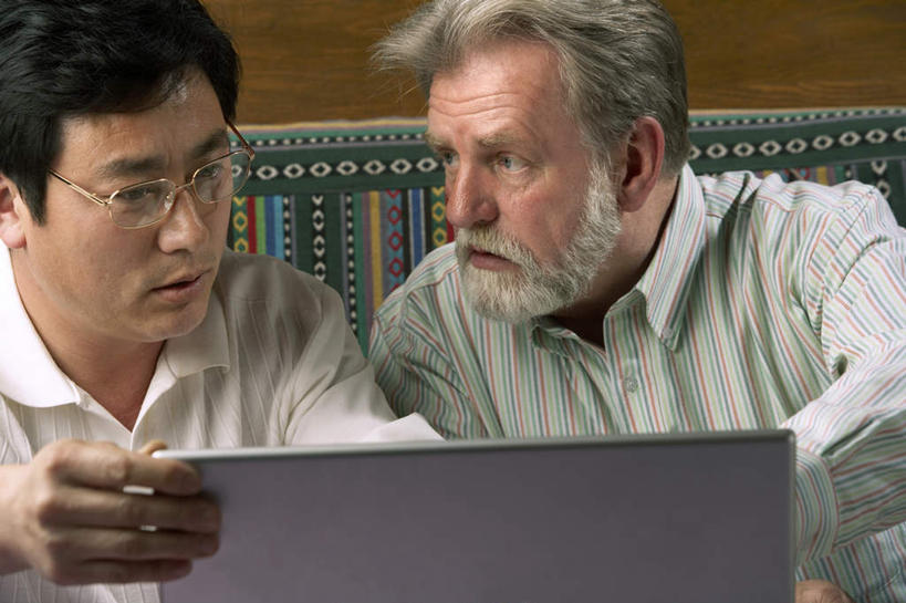 东方人,成年人,中年人,老年人,胡须,两个人,同事,商务人士,商务男性,坐,横图,室内,正面,衬衫,吃饭,商务,讨论,通讯,友谊,成功,合作,团队,集体,信心,笔记本电脑,餐桌,亚洲,敲打,套装,会议,瓷器,饭厅,食品,听,输入,队伍,茶馆,打字,看,手势,点击,敲击,领导,解释,成就,商务装,网上冲浪,合伙,领袖,工薪阶层,东亚,北京市,无线电技术,担心,按键,计算机,老年男性,男人,男性,亚洲人,中国人,胡子,络腮胡,白领,上班族,茶杯,半身,彩图,衬衣,餐馆,投票站,办公室职员,打手势,白色人种