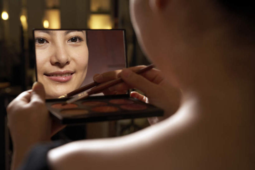 脸,头,脸颊,一个人,美容师,微笑,横图,俯视,正面,时尚,镜子,北京,中国,亚洲,准备,装饰,光,现代,肩膀,眼影,凝视,摄影,享乐,化妆用品,技能,年轻女性,中国人,年轻人,头部,脸部,脸蛋,面部,彩图,高角度拍摄,魅力