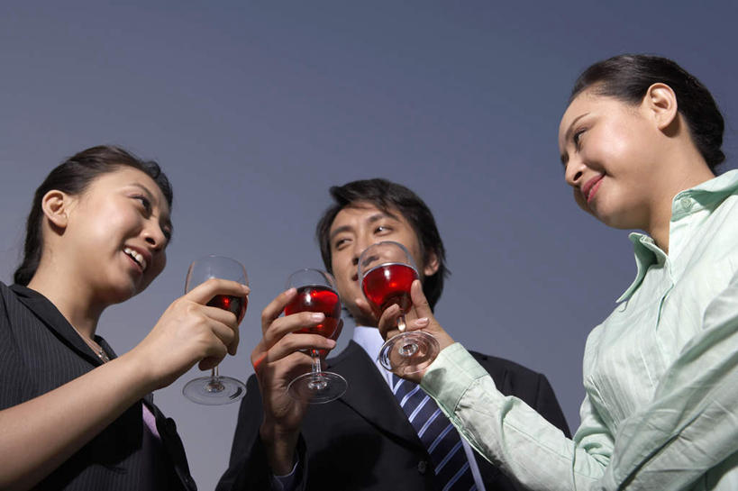 葡萄酒,中年人,三个人,站,微笑,横图,正面,侧面,仰视,通讯,河流,森林,北京,中国,亚洲,服装,裤子,领带,郊区,衣服,绿色,春天,放松,摄影,服饰,衣着,穿着,衣饰,年轻男性,年轻女性,中年男性,中国人,年轻人,彩图,低角度拍摄,欢乐