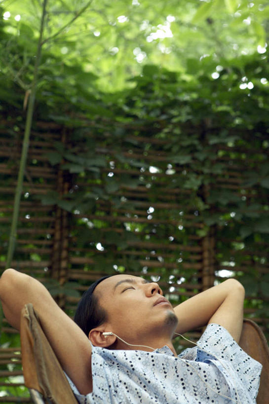 一个人,书店,坐,竖图,室外,留白,侧面,仰视,竹子,北京,中国,亚洲,庭院,院子,郊区,音乐,听,绿色,自然,夏天,休息,休闲,放松,想,摄影,希望,享乐,伸出,简单,想象,无忧无虑,年轻男性,中国人,年轻人,半身,彩图,低角度拍摄