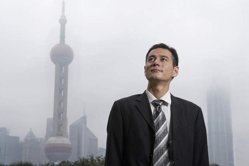 东方人,成年人,中年人,一个人,商务人士,商务男性,停车场,站,微笑,横图,室外,白天,留白,正面,仰视,衬衫,度假,商务,自由,成功,信心,竞争,建筑业,美景,天际线,雾,车库,城市风光,城市,街道,摩天大楼,上海,亚洲,仅一个男性,仅一个人,仅一个中年男性,捆扎,准备,套装,正装,标志,瓷器,河岸,景观,云,古城,人行道,塔,注视,娱乐,刺激,外滩,观察,看,职业,享受,休闲,景色,放松,活力,力量,想,工业,运输,生活方式,观看,展览,污染,察看,都市风光,关注,清新,商务装,想象,工薪阶层,东亚,千禧穹顶,能力,男人,男性,中年男性,亚洲人,中国人,白领,上班族,半身,彩图,低角度拍摄,衬衣,泊车场,东方明珠塔,苦尽甘来