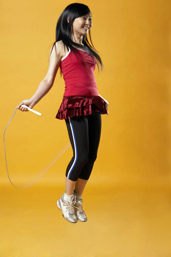东方人,成年人,一个人,跳,跳绳,笑,微笑,露齿笑,竖图,侧面,运动服,游戏,快乐,运动,亚洲,仅一个年轻女性,仅一个女性,仅一个人,黄色背景,瓷器,半空,黄色,活力,享乐,愉悦,东亚,北京市,无忧无虑,蹦,年轻女性,女人,女性,亚洲人,中国人,年轻人,彩图,影棚拍摄,欢乐