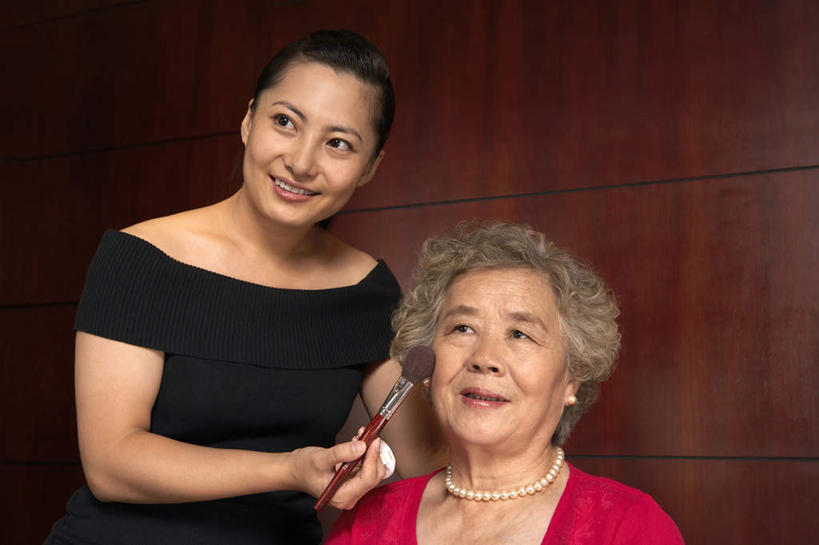 老年人,两个人,美容师,站,坐,微笑,横图,留白,正面,仰视,化妆,时尚,北京,中国,亚洲,装饰,工作,墙,现代,顾客,衣服,眼影,服务,摄影,清理,化妆用品,出示,技能,老年女性,年轻女性,女人,女性,中国人,年轻人,半身,彩图,低角度拍摄,魅力