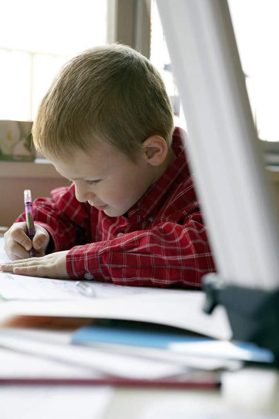 儿童,脸,头,脸颊,一个人,学生,坐,竖图,插画,室内,白天,侧面,绘画,纯洁,数码,科技,亚洲,仅一个男性,仅一个人,阴影,艺术,科学,网络,瓷器,纸,高光,几何,计算机图形,古典,教育,合成,图画,拿着,休闲装,文化,肩膀,水笔,画,小孩,工艺品,品味,仅一个小孩,教室,概念,家庭作业,可爱,童年,童趣,想,读书,通信,生长,美术,电脑合成图,数码合成图,创造力,专心,高雅,知识,享乐,合成图,成就,文学,着色,努力,漫画,想象,童真,东亚,烂漫,无邪,发展,粉笔画,北京市,写实,具体,具象,美学,开端,天真,男孩,男人,男性,孩子,头部,脸部,脸蛋,面部,彩图,小学,彩色粉画笔,粉画,色粉画,男生,小学生,白色人种