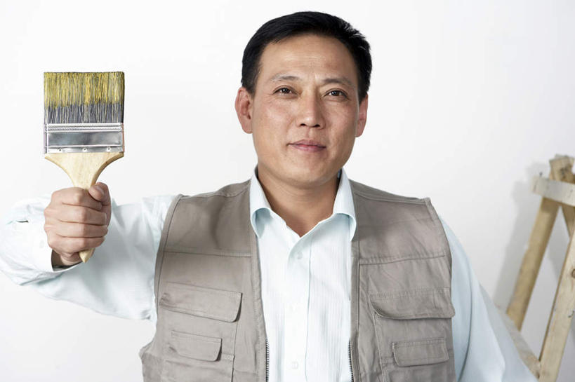 东方人,成年人,中年人,一个人,设计师,工程师,建筑工人,办公室,站,举,微笑,横图,室内,特写,正面,衬衫,商务,绘画,满意,信心,建筑业,装修,亚洲,艺术,装饰,瓷器,围墙,古典,刷,拿着,休闲装,文化,工人,画笔,工艺品,建筑工地,看,品味,托,美术,创造力,高雅,享乐,练习,运送,改变,油漆工,东亚,北京市,美学,技能,男人,男性,中年男性,亚洲人,中国人,员工,举起,举手,举着,向上举,向上伸,向上托,半身,彩图,匠人,劳动者,体力工,壁纸刷,改进