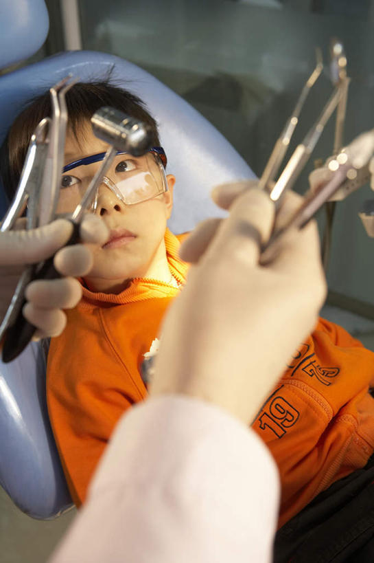 东方人,儿童,成年人,中年人,手,牙齿,两个人,医生,病人,护士,医院,站,坐,躺,竖图,室内,白天,侧面,讨论,通讯,纯洁,安全,镜子,亚洲,准备,检查,瓷器,工具,钳子,防护,拿着,休闲装,干净,小孩,手套,教,手势,演讲,职业,可爱,童年,童趣,服务,伸手,保护,吊钩,权威,注射器,准确,牙科设备,解释,恐怖,关爱,出示,医疗器械,防护镜,保险,医疗工具,童真,东亚,烂漫,无邪,实验服,口腔卫生,医疗机构,北京市,保全,周全,安稳,安定,防护手套,陈列柜,责任,惊骇,大汗淋漓,卧着,平安,天真,男孩,女人,女性,亚洲人,中国人,孩子,年轻人,齿,牙,牙龈,牙医,躺着,卧,半身,彩图,病院,诊所,打手势,门诊部,口腔医学