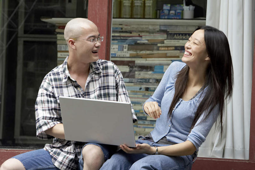 两个人,书店,站,坐,微笑,竖图,室外,正面,仰视,毛衣,时尚,通讯,探险,友谊,幸福,信心,笔记本电脑,互联网,北京,中国,亚洲,弯腰,短裤,眼镜,院子,郊区,浪漫,音乐,牛仔裤,娱乐,自然,夏天,看,休息,休闲,表,放松,乐趣,想,凝视,约会,摄影,生长,臀,专心,酷,享乐,运送,异性恋,无忧无虑,年轻男性,年轻女性,中国人,年轻人,竹,半身,彩图,低角度拍摄,爱,好奇心