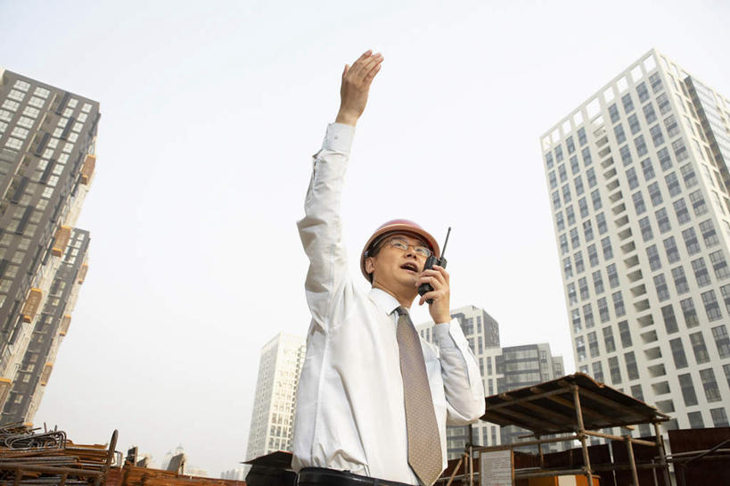 东方人,成年人,中年人,一个人,商务人士,设计师,工程师,建筑师,商务男性,站,举,微笑,横图,室外,白天,正面,衬衫,度假,商务,讨论,通讯,旅途,建筑业,技术,美景,城市风光,城市,摩天大楼,亚洲,捆扎,套装,正装,钢铁,瓷器,眼镜,景观,大喊,拿着,娱乐,安全帽,收音机,建筑工地,看,手势,托,职业,享受,休闲,景色,放松,想,服务,投资,工业,指导,灵感,专心,领导,都市风光,星期,运送,努力,出示,商务装,梦想,蓝图,工薪阶层,东亚,发展,万里无云,北京市,无线电技术,技能,把握,男人,男性,中年男性,亚洲人,中国人,白领,上班族,举起,举手,举着,向上举,向上伸,向上托,半身,彩图,衬衣,打手势,苦尽甘来,掌控,节目单