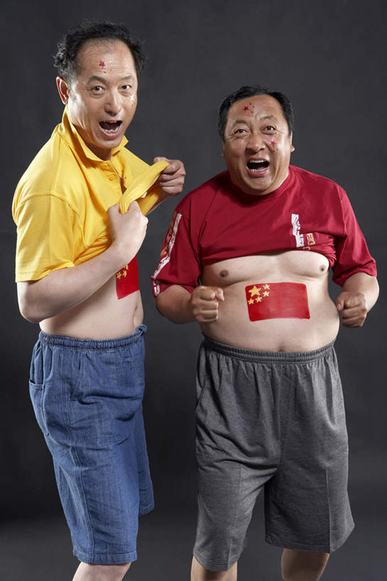 东方人,成年人,中年人,老年人,胃,头发,两个人,站,拉,笑,微笑,露齿笑,竖图,室内,正面,快乐,满意,通讯,兴奋,友谊,热情,骄傲,分享,成功,运动,橄榄球,国旗,亚洲,黑色背景,欢呼,瓷器,束发带,T恤,大喊,拿着,休闲装,刺激,黑色,社区,看,休闲,凝视,生活方式,惊奇,幽默,支撑,涂料,专心,酷,享乐,愉悦,成就,近景,出示,身份,荣誉,中国国旗,东亚,忠诚,爱国主义,北京市,快活,欢愉,康乐,神迹,贡献,能力,团结,信任,老年男性,男人,男性,中年男性,亚洲人,中国人,拳头,触摸,彩图,影棚拍摄,高兴,精力,蠢人,空头支票,苦尽甘来,性格